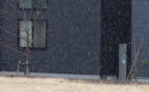 10日も寒の戻りで三条は雪が降って最高気温は2月中旬並みの5.4度