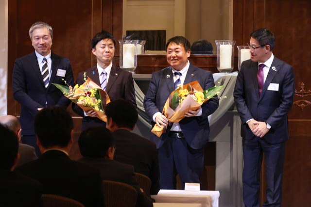 両市長に花束