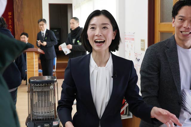 支援者を見送る今井氏