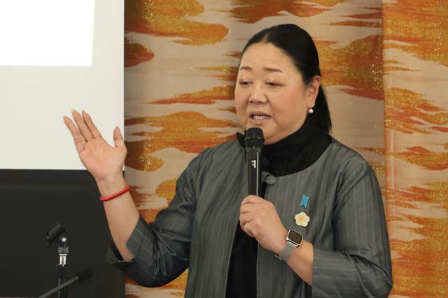 支援者を見送る今井氏