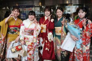 「どこにいてもふるさとは燕」 二十歳の門出に佐野燕市長がエール アルビ新潟の石山青空さんも出席