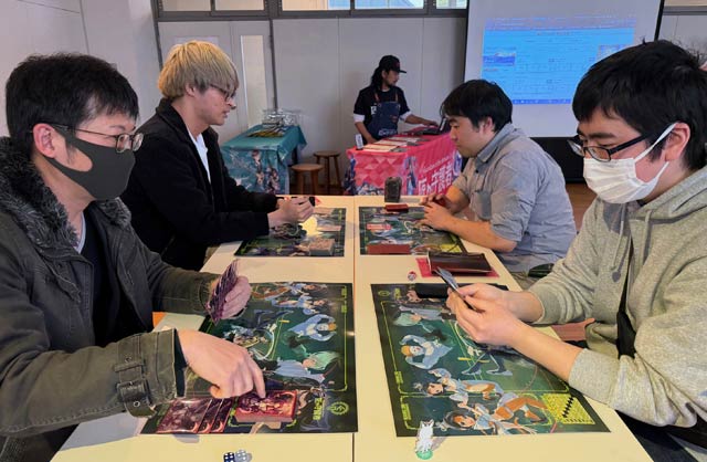 匠の守護者TCGで真剣勝負をする大会参加者