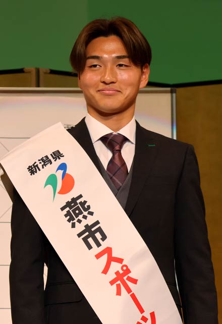 二十歳のつどいに出席して登壇して燕市スポーツ大使のたすきをかけてもらったアルビ新潟の石山青空さん