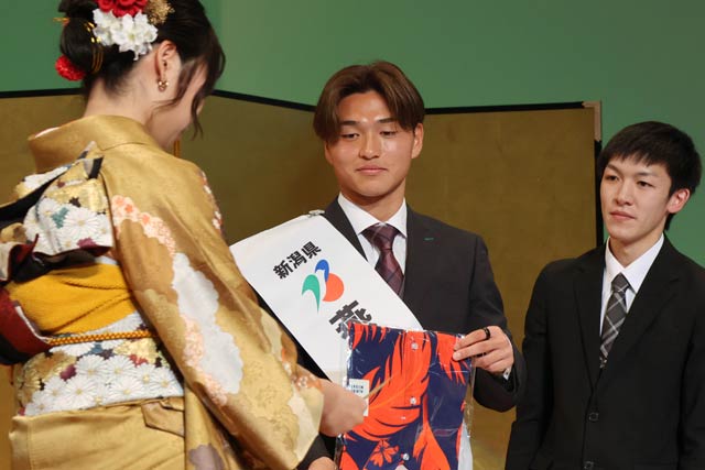 景品大抽選会でチームグッズの景品のプレゼンターも
