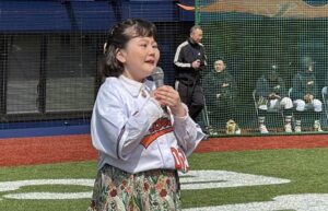 国歌独唱するひらりさん