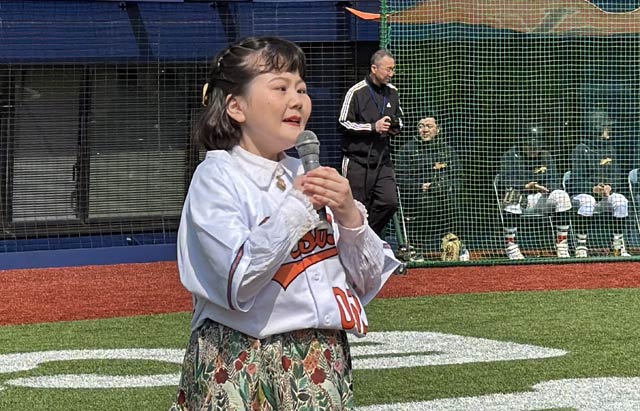国歌独唱するひらりさん