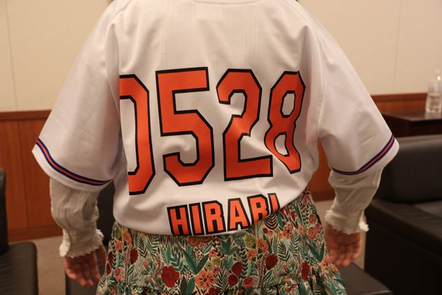球団が用意してくれたひらりさんの誕生日が背番号のユニホーム