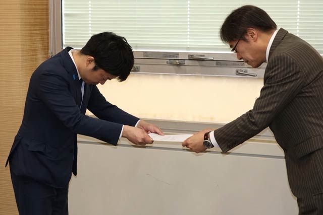 滝沢市長から太田教育長に要望書を手渡す