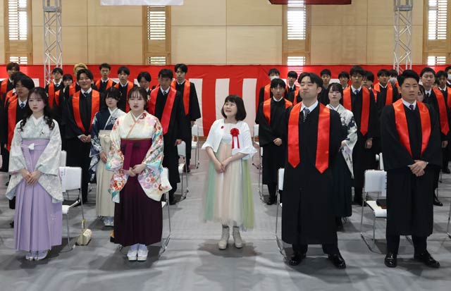 佐藤ひらりさんがつくった校歌「革新の翼」をひらりさんと斉唱