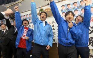 【三条市議選】涙、涙の事務所開き 100人超が結集して新人の外山隆介氏を支援 「職人・現場から変える」