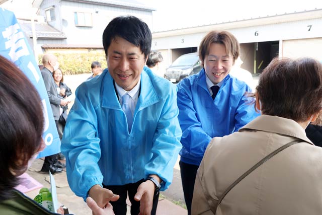 支持者らを見送る