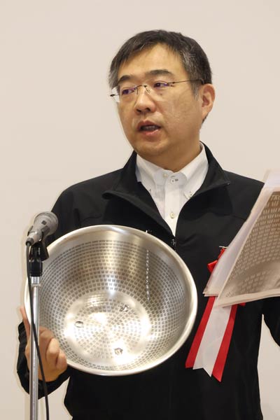 グランプリの経済産業大臣賞を受賞した遠藤商事(株)「TKG18-8 ステンレス スリットボール」を遠藤茂社長が受賞者代表であいさつ