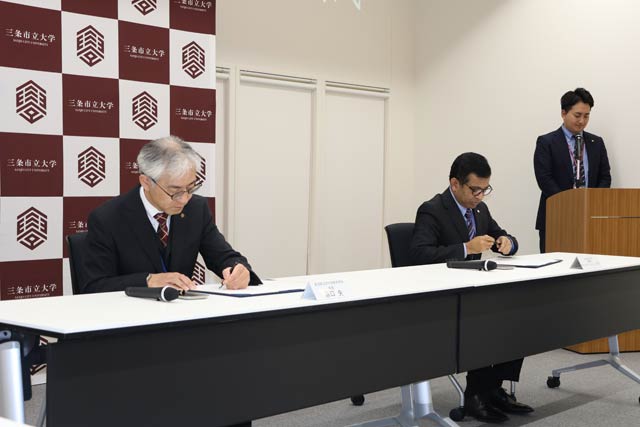 合意書に署名