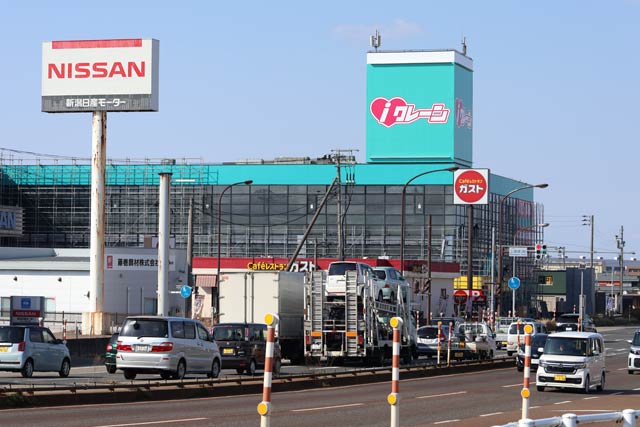 旧」「ヤマダデンキ テックランド三条店」店舗に「iクレーン」のロゴ