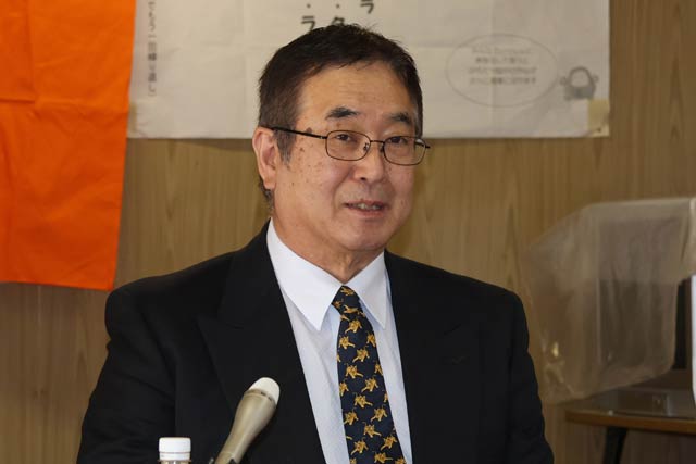 記者会見で三条市議選立候補を表明する村上勝氏