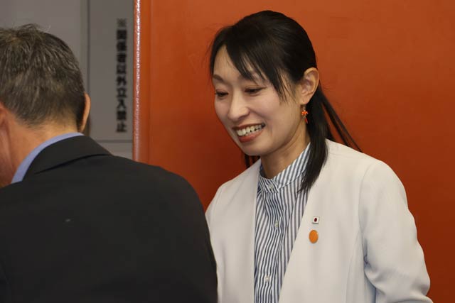 支持者らを見送る平井氏