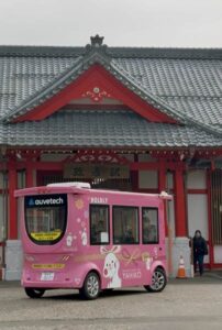 弥彦駅前を走行する自動運転車両「ミコぴょん号」