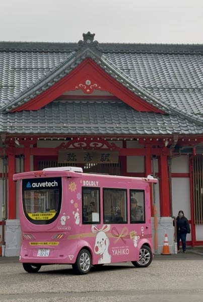 弥彦駅前を走行する自動運転車両「ミコぴょん号」
