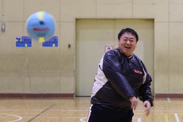 激励に訪れて練習に加わる佐野市長