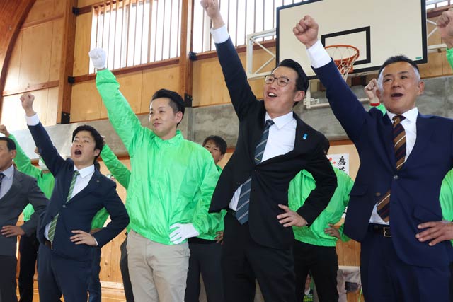 藤家貴之氏の決起集会でガンバローコール