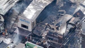 未明に見附市の老舗割烹から出火して6棟燃える