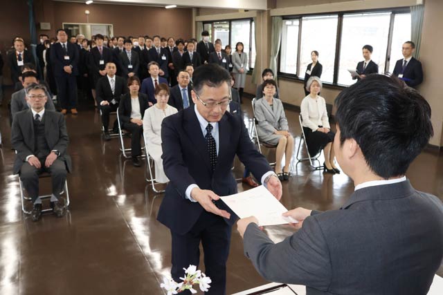 滝沢市長から退職者に辞令を手渡す