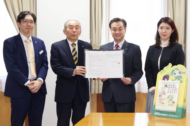 左から協栄信用組合の三五課長、池内理事長、タンポポの浅野理事長、田辺事務局長