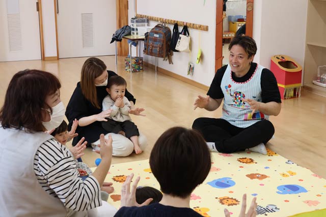 「アンパンマン」の手遊びに挑戦