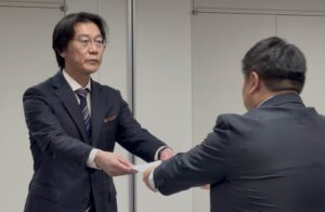 燕市の退任式は7人だけを送る 杉本企画財政部長が急逝した盟友の春木前部長への思いに声を詰まらせる