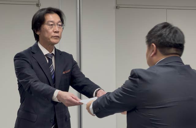 辞令を受ける杉本企画財政部長