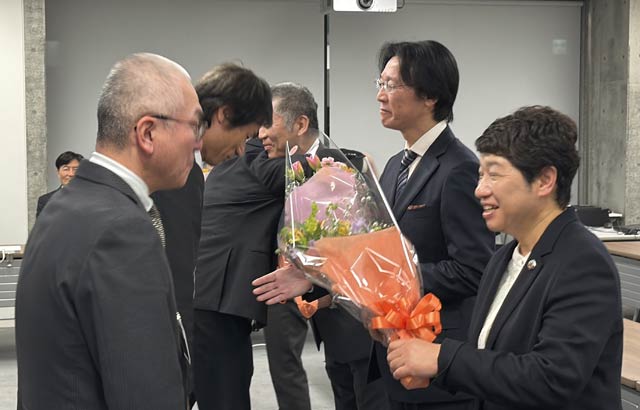 花束を受ける退職者