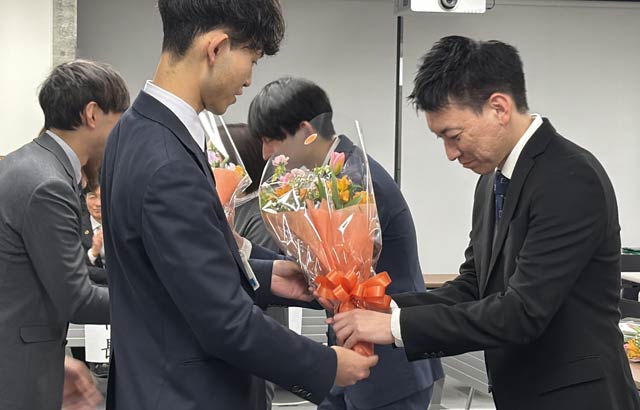 花束を受ける退職者