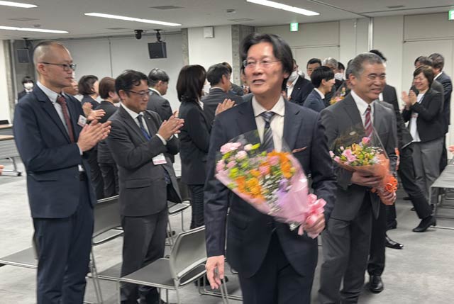 拍手で退職者を送る