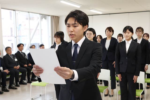 新規採用職員を代表して古川倖之介さんが服務の宣誓