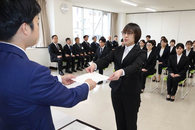 辞令書を手渡す