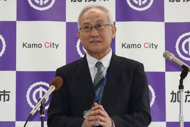 初めて記者会見に立つ五十嵐副市長