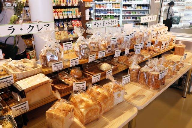 地元商店のパンや菓子が並ぶ