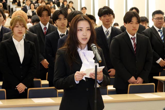 新入生代表で赤木さんが宣誓
