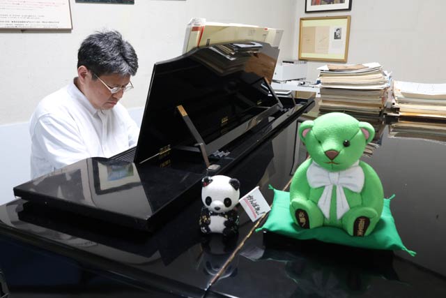 だるまの目入れ代わりの木目込みのテディベアとパンダの人形は石田氏の分身か
