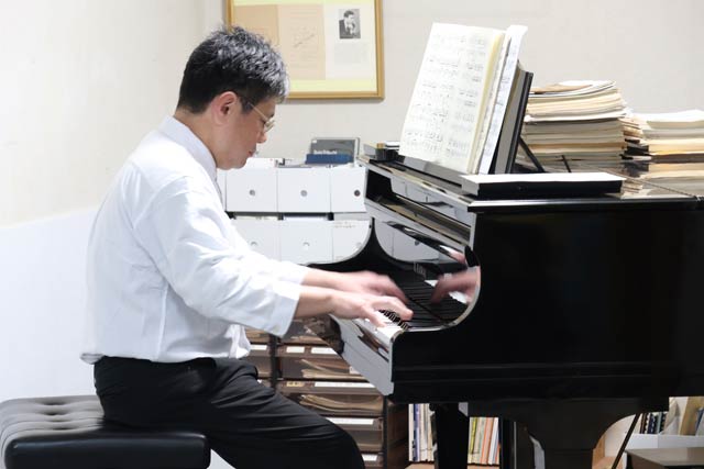 頑張ろうコールに代えてショパンの「ポロネーズ」を演奏