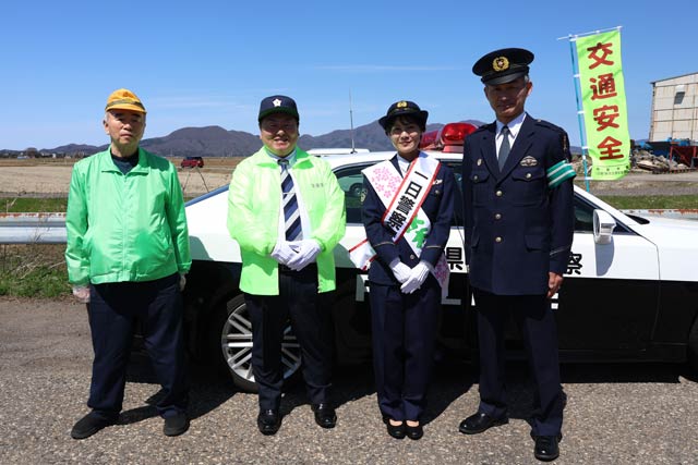 左から燕市交通安全協会・小柳孝礼会長、佐野大輔燕市長、分水太夫の須田真由加さん、関陽一燕署長