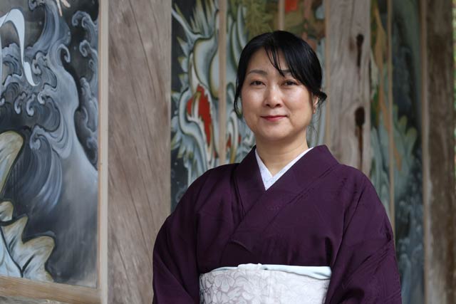 イケメン絵巻第一弾の前で木村了子さん
