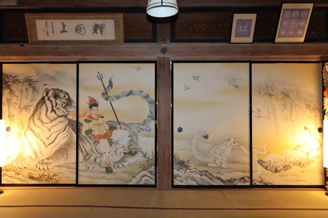 虎に座って休む毘沙門天