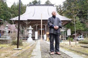 国上寺本堂と山田住職