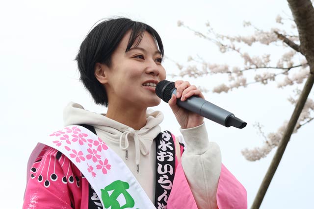 燕さくらマラソン大会でスターター役としてあいさつする須田さん