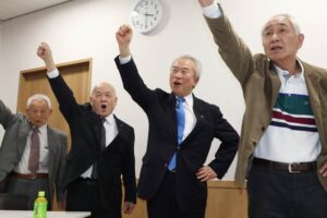 【田上町長選】佐野恒雄氏の3期目へ結束 後援会地区役員・決起集会に100人余りが出席して「流れ止めるな」