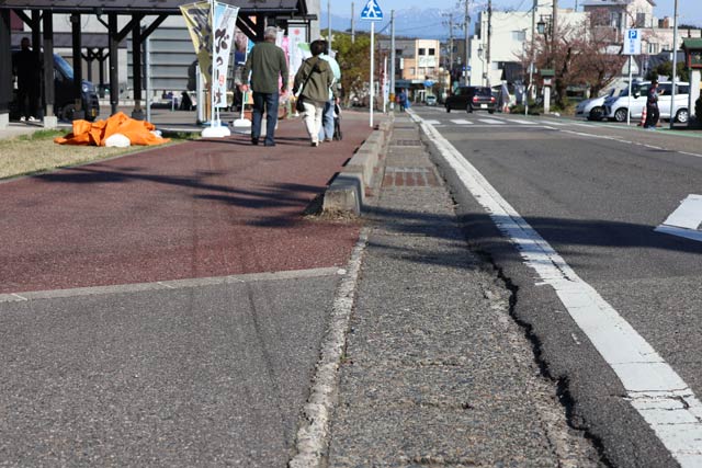 事故現場の歩道に残るひきずったような痕跡