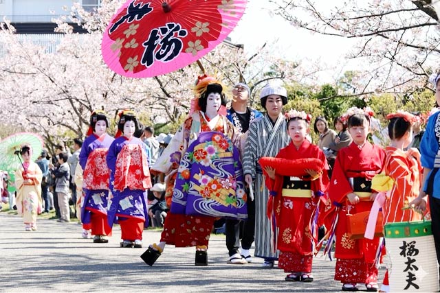 分水おいらん道中