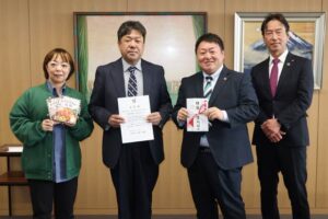 道の駅SORAIRO国上が燕市の子ども支援に約12万円を寄付 「トマ味噌カレー豚丼」売上の一部など