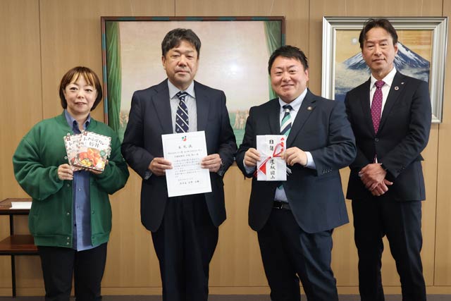 左から林駅長、中島社長、佐野市長、小林教育長